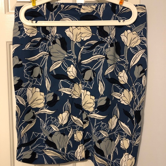 Banana Republic Factory Tulip Pencil Skirt - Picture 2 of 3